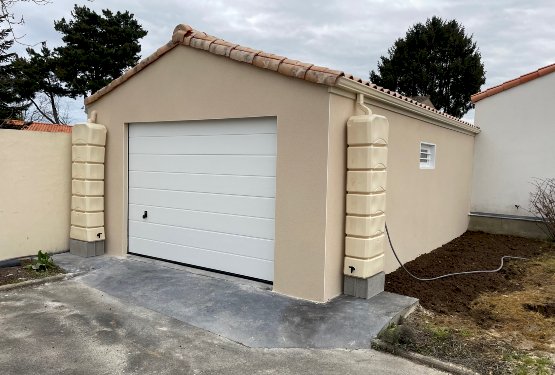 Garage double en béton enduit